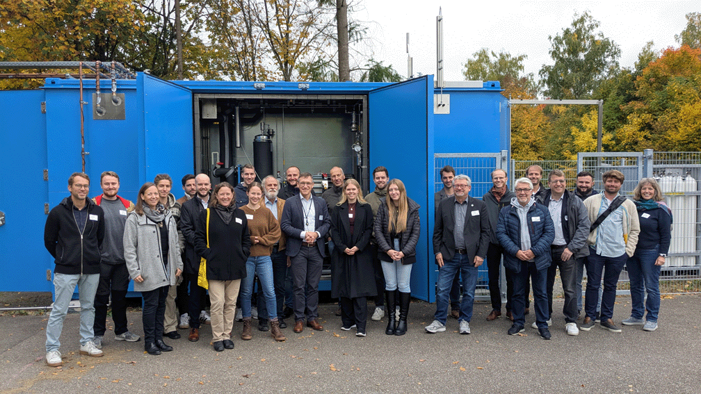 HyNATuRe-Beteiligte vor dem H2-Grid-Modul HyNATuRe-Beteiligte vor dem H2-Grid-Modul